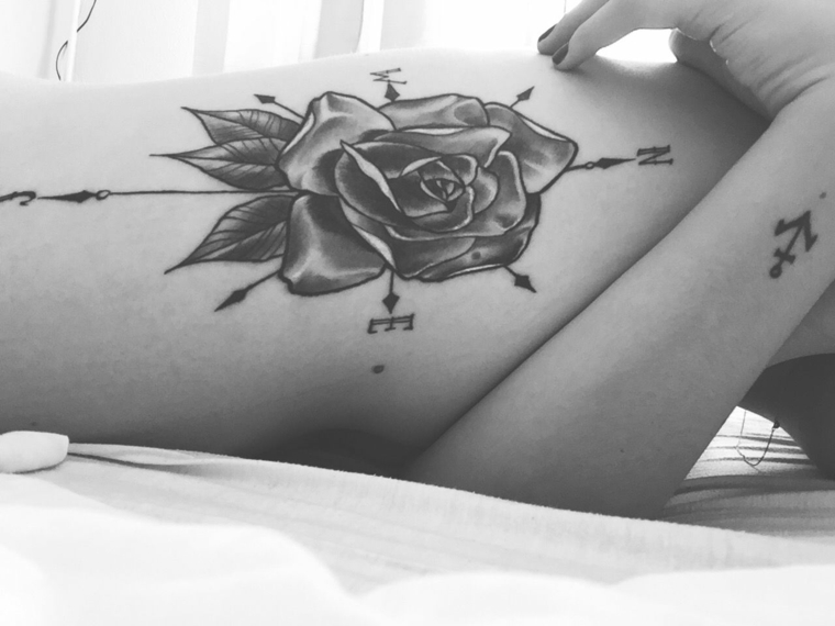 rosa dei venti tatuaggio stilizzato pancia donna direzioni tattoo polso mano