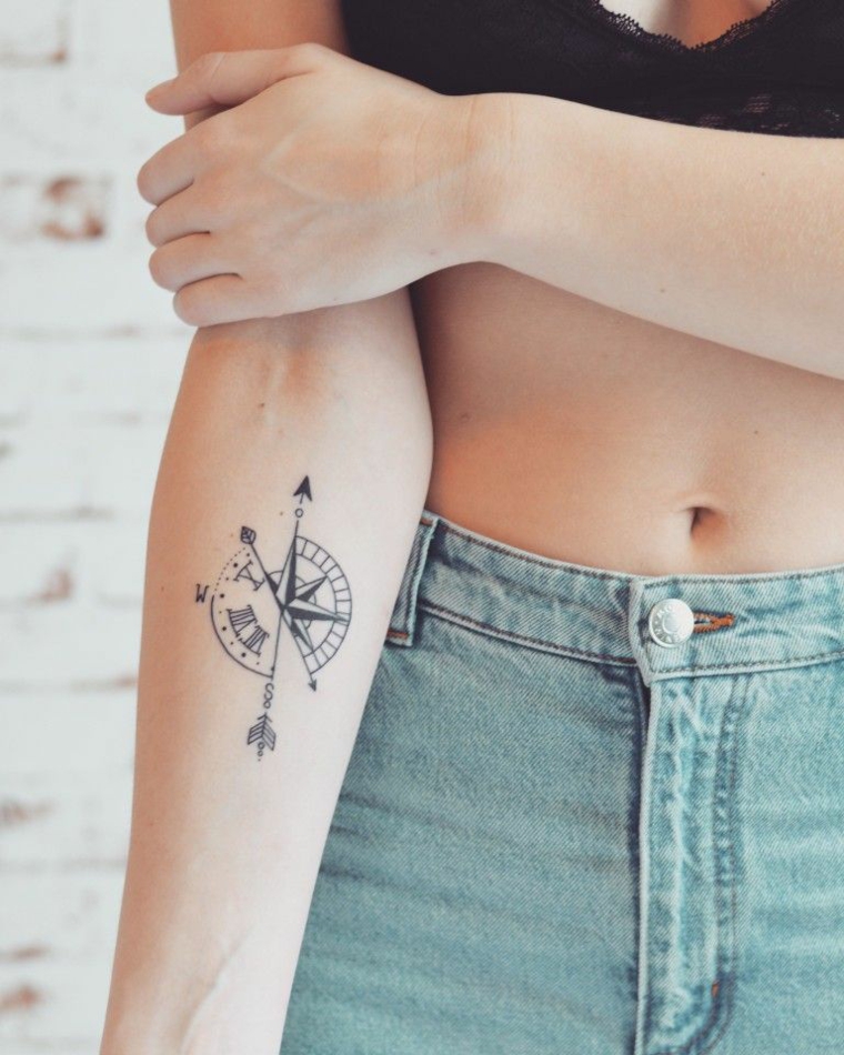 tatuaggio rosa dei venti avambraccio donna tattoo vussola stella frecce