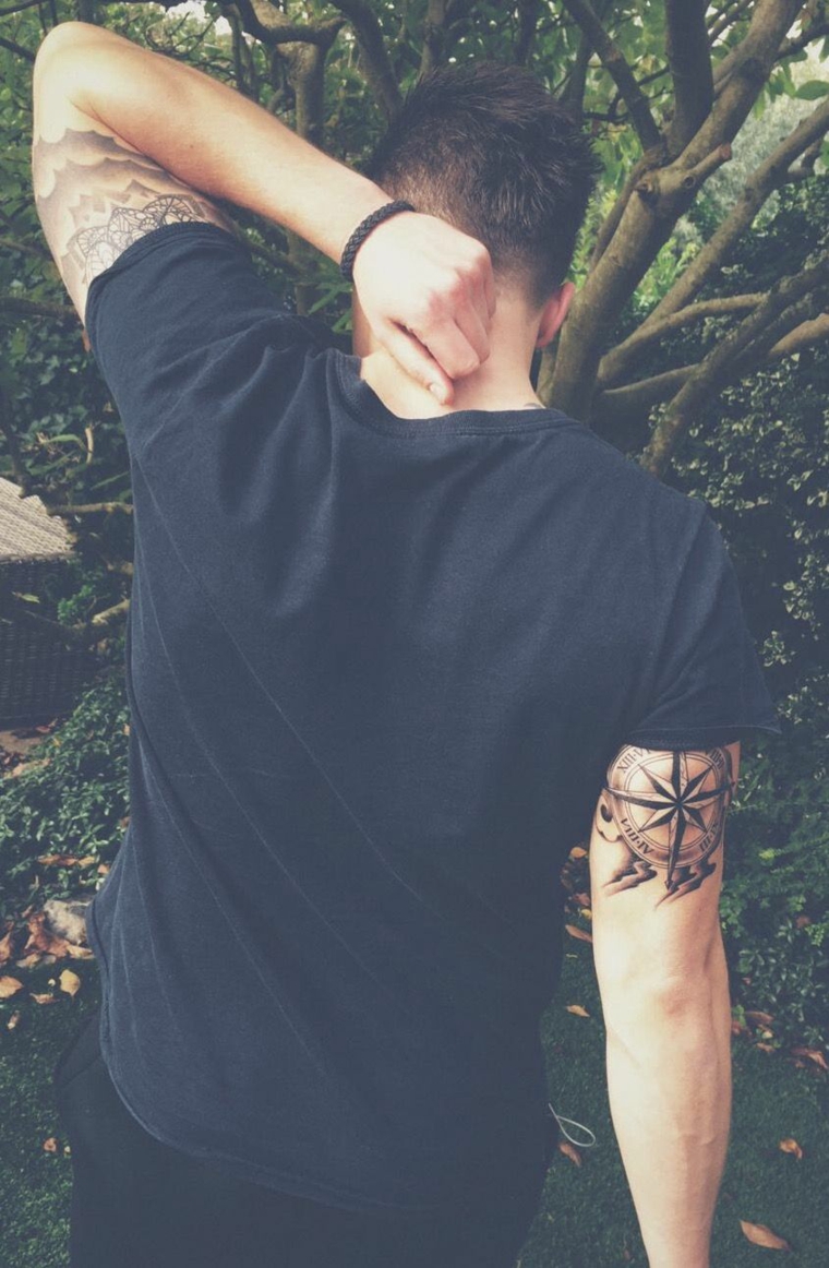 uomo tatuaggi braccio significato rosa dei venti tatuaggio stella cerchio