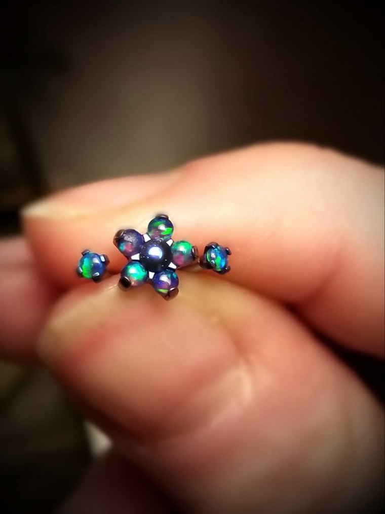 brillantino orecchini piercing medusa gioiello colore azzurro mano donna