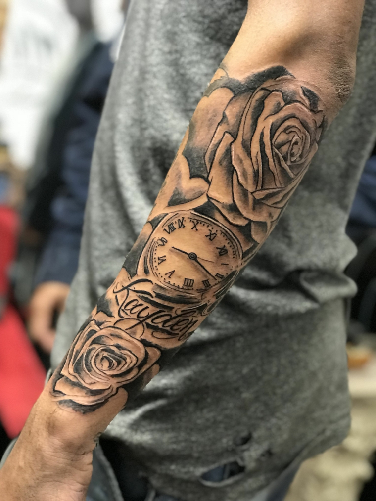 disegno tattoo di orologio e rose tatuaggi avambraccio uomo significato