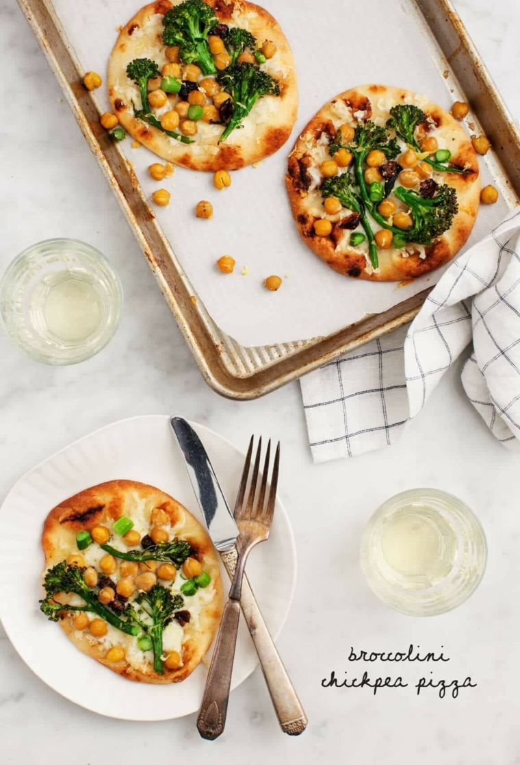 piatti con pizzette di formaggio e broccoli antipasti sfiziosi da fare in anticipo