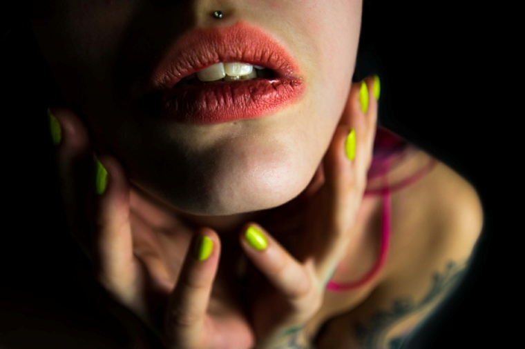 ragazza con piercing medusa style brillantino sopra labbro smalto unghie colore giallo