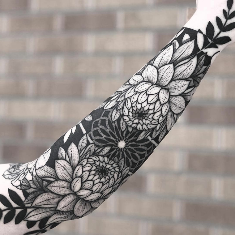 tatuaggi avambraccio uomo significato tattoo con disegni di fiori di loto su tutto il braccio