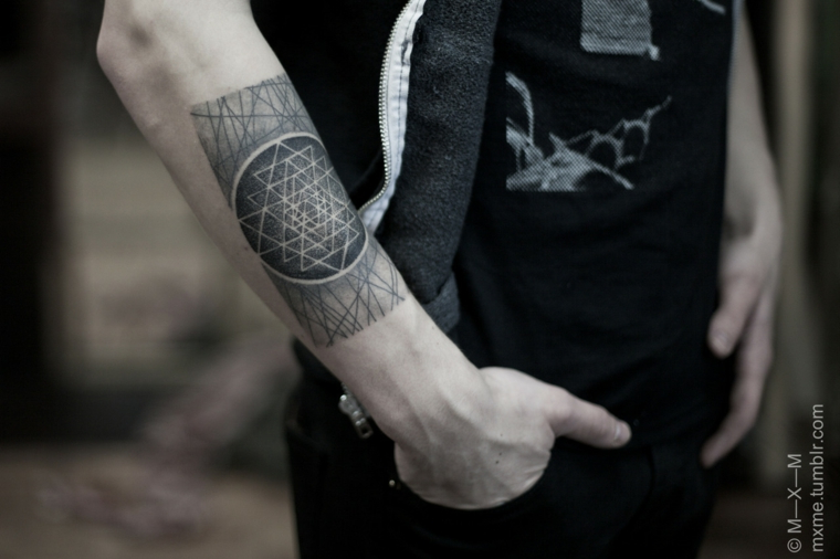tatuaggi geometrici uomo tattoo sull avambraccio con cerchio e linee