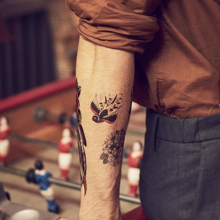 tatuaggi piccoli maschili sull avambraccio con disegno uccello colorato stile old school