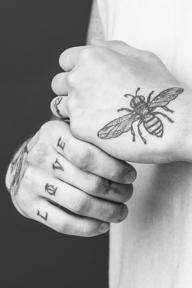 tatuaggi sulla mano uomo sulla scritta sulle dita disegno tattoo ape