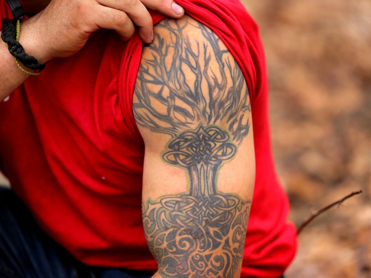 tatuaggio braccio uomo giapponese tattoo disegno albero della vita sulla spalla