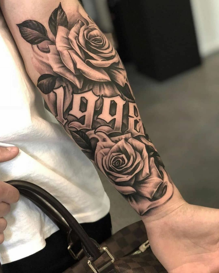 tatuaggio braccio uomo piccolo avambraccio maschile con tattoo rose e numeri