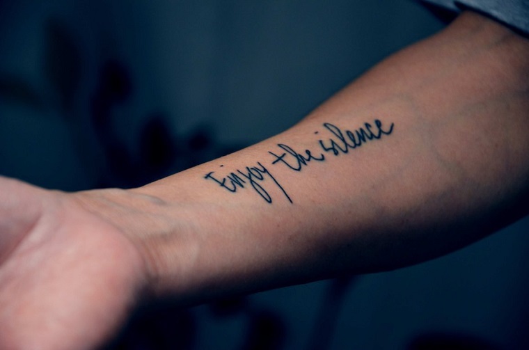 tatuaggio braccio uomo piccolo polso della mano con tattoo scritta in inglese