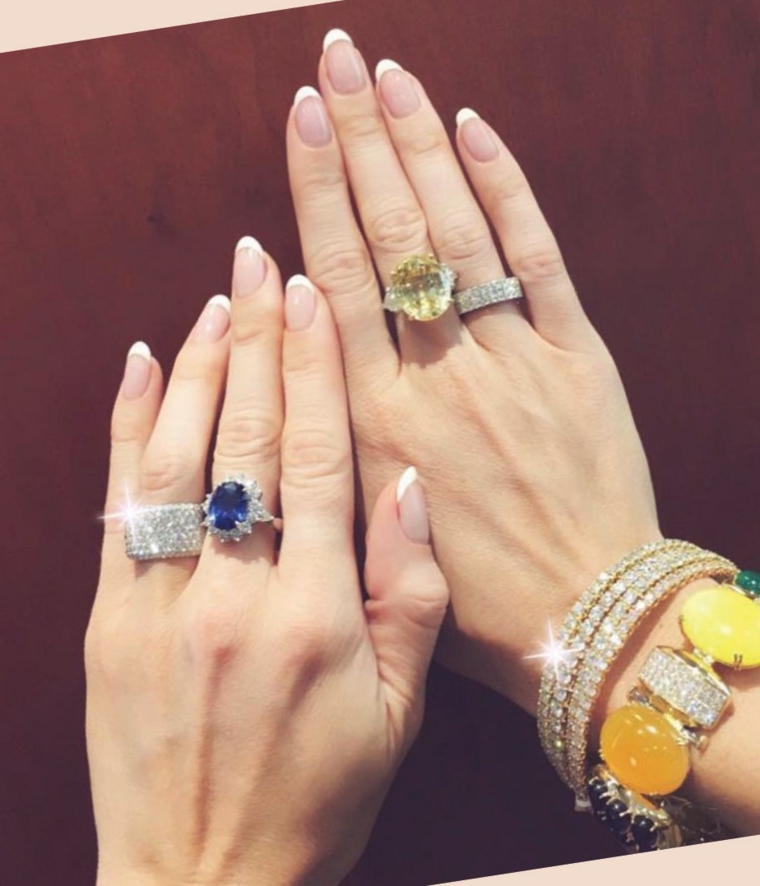 tendenze unghie autunno inverno 2020 polso della mano donna con braccialetti french manicure ovale