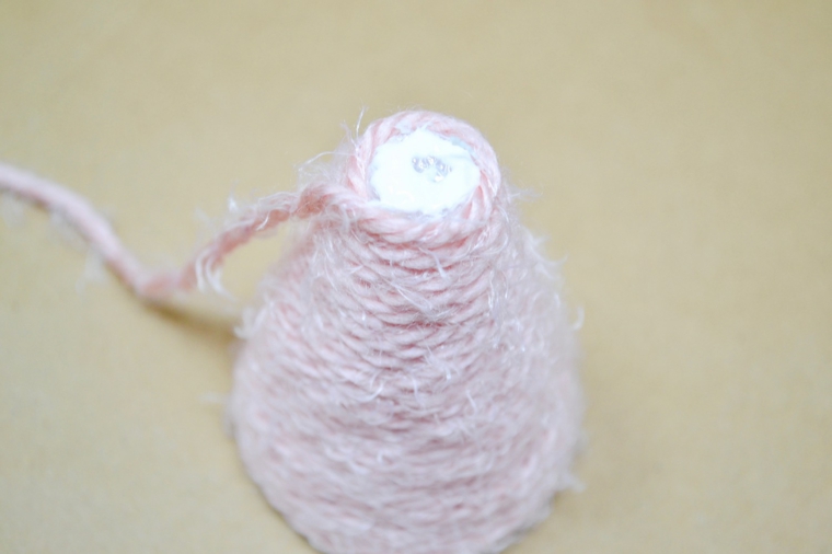 addobbi albero di natale 2020 cono di polistirolo avvolto in lana di colore rosa