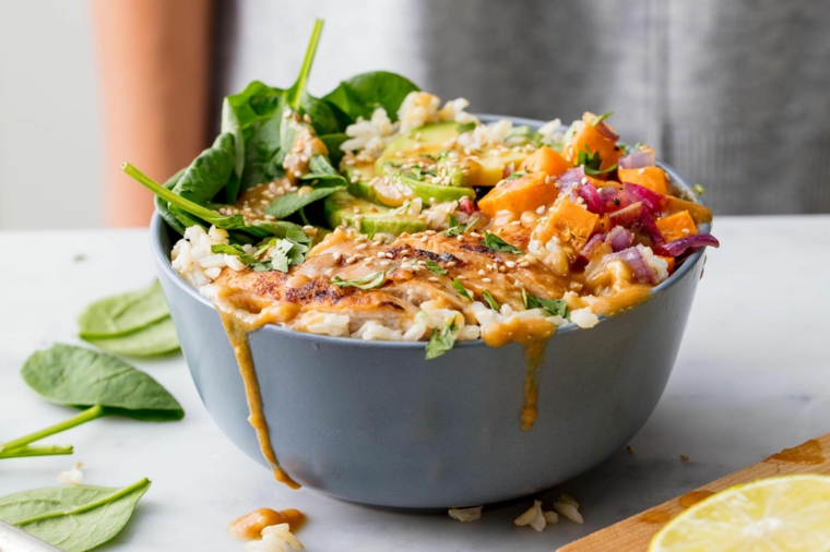 bowls minestra con verdure cosa mangiare oggi a pranzo foglie di spinaci