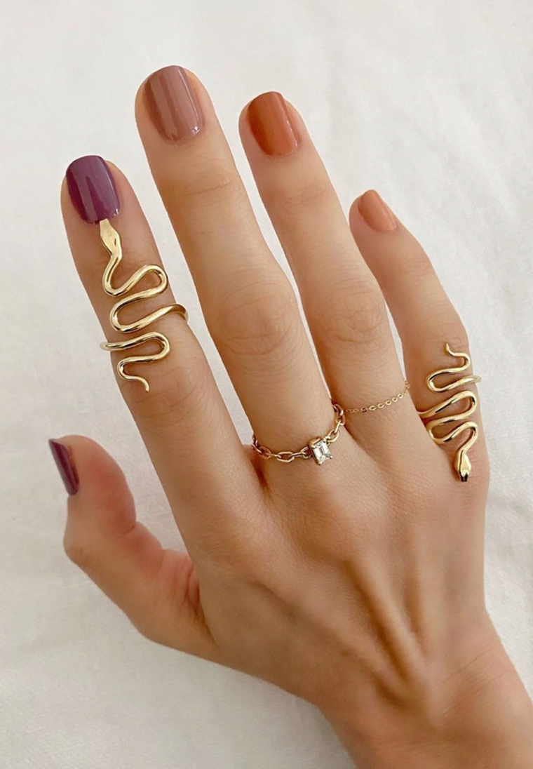 colori autunnali unghie corte ovali anelli in oro design serpente smalti gel colorati