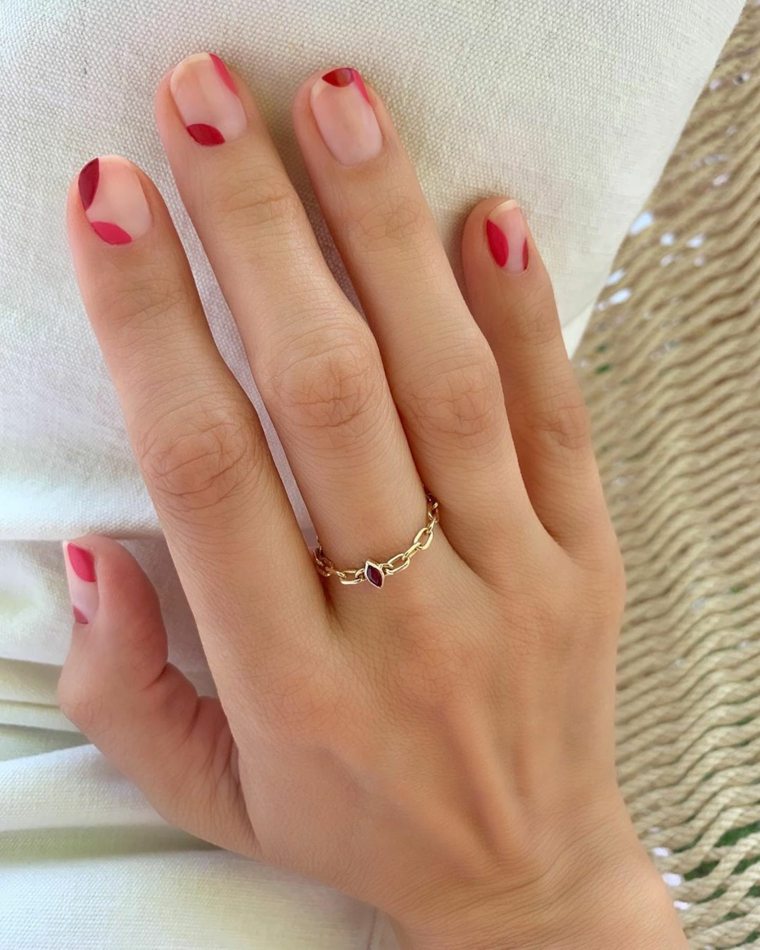 colori autunnali unghie smalto gel base trasparente macchie rosse anello sul dito