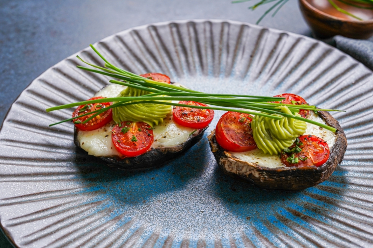 cosa mangiare oggi a pranzo funghi ripienti con pomodorini e spezie