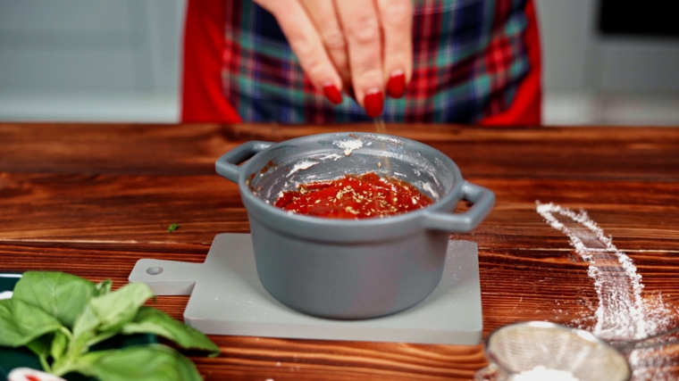 farcire la pizza veloce con basilico impasto con salsa di pomodoro