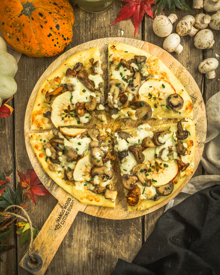 pizza ai funghi e gorgonzola piatto per aperitivo vegetariano