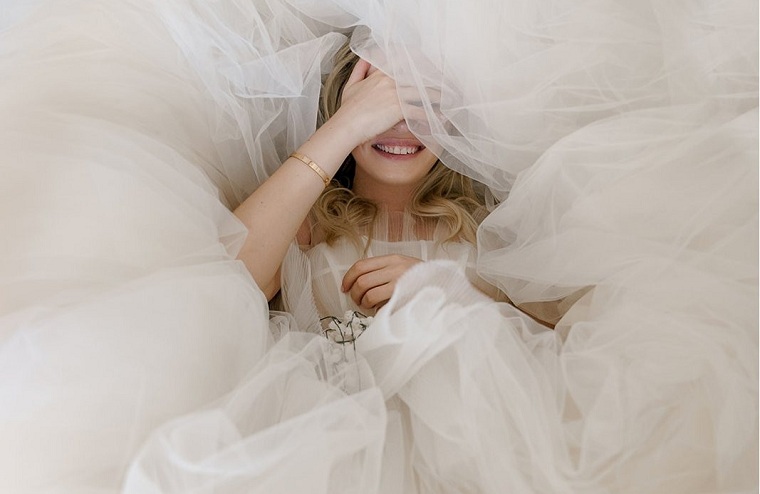 ragazza nascosta tra tulle abito da sposa boho chic 2021 vestito con tulle bianco