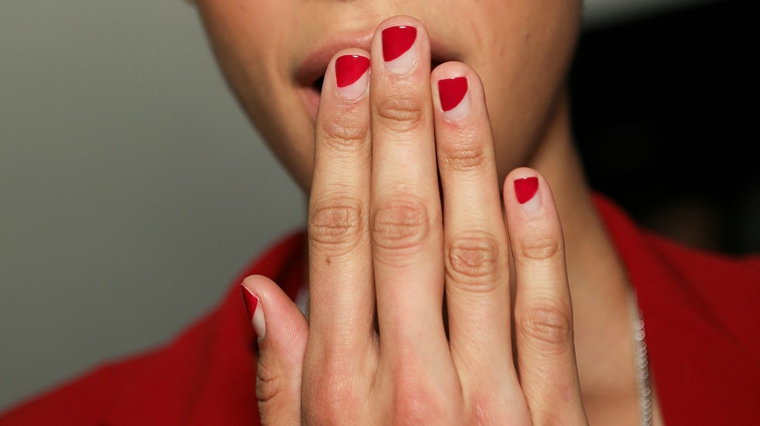 semipermanente unghie corte dipinte con smalto rosso a metà manicure invernale donna