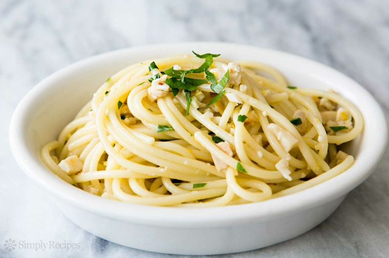 spaghetti in bianco con le vongole piatto cosparso con prezzemolo tritato