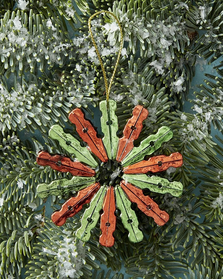 addobbi natalizi 2020 fai da te ornamento con mollette del bucato dipinte di rosso e verde