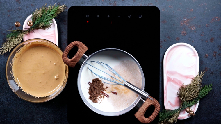 mescolare ingredienti ricetta zabaione dolci al cucchiaio natalizi decorazione con rametti di rosmarino