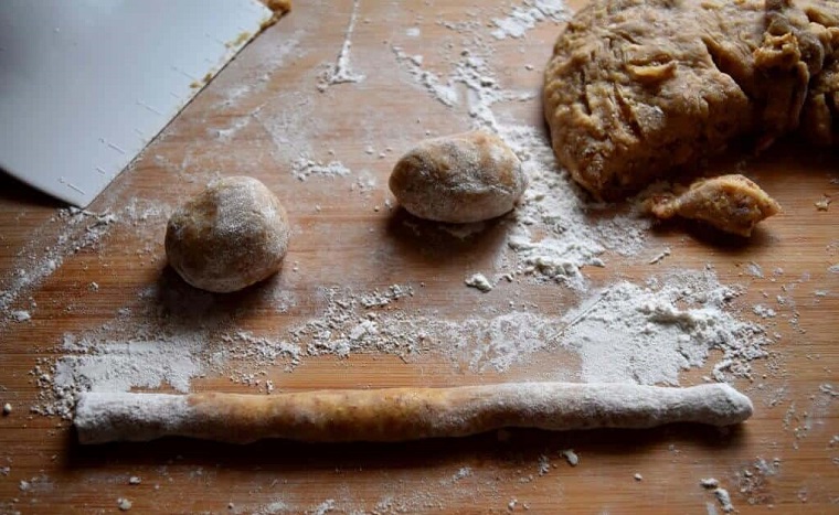 palline di impasto per biscotti napoletani roccocò tagliere di legno con farina