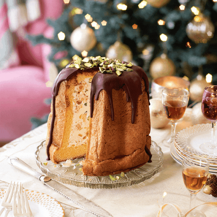pandoro ricoperto di cioccolato e pezzettini di pistacchio dolci italiani natalizi