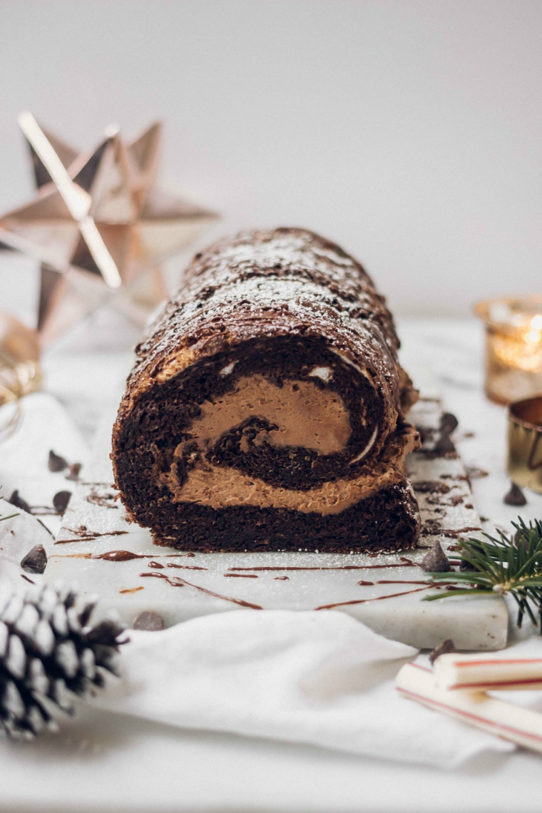 tronchetto natalizio con crema al cacao decorazione dolce con zucchero a velo