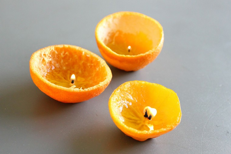 buccia di arancia utilizzata come candela versare olio oliva