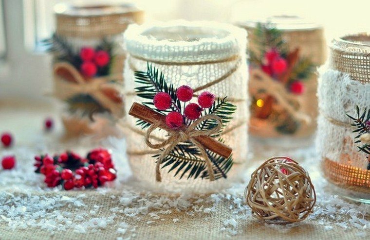 come fare una candela natalizia barattolo di vetro decorato con cannella e bacche rosse