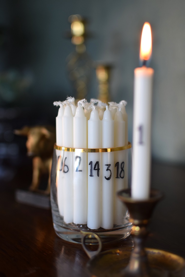 composizioni natalizie con candele dell avvento contenitore di vetro