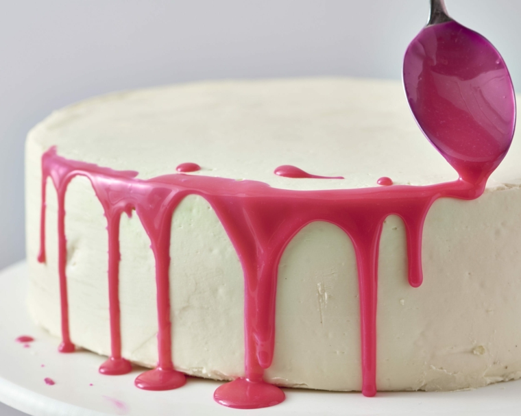 decorare una torta con glassa rosa dolce forma rotonda ricoperto panna