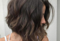 Acconciature per capelli mossi: il segreto delle donne sempre alla moda!
