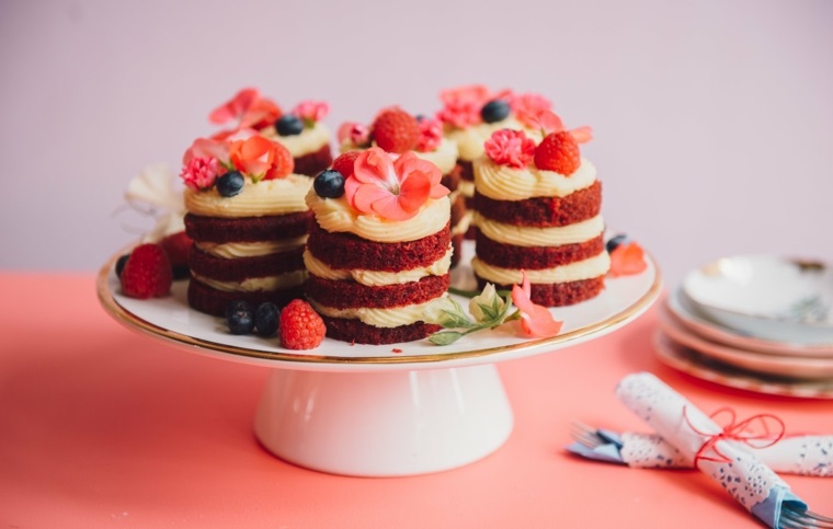 mini torte rotonde decorate con glassa decorazione torta con fiorellini