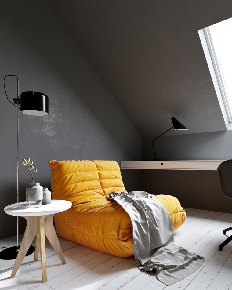 soggiorno in mansarda pareti dipinte di grigio chaise longue gialla tonalità pantone