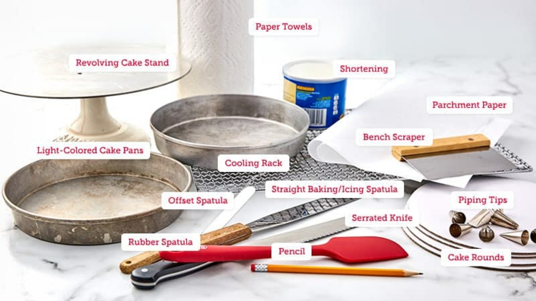strumenti necessari per la decorazione come ricoprire una torta teglie spatola