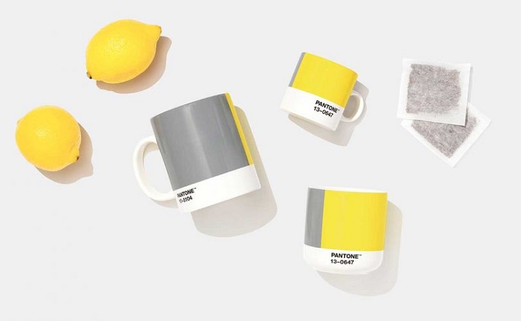 tazze da tè dipinte di giallo e grigio palette colori pantone ultimate grey illuminating