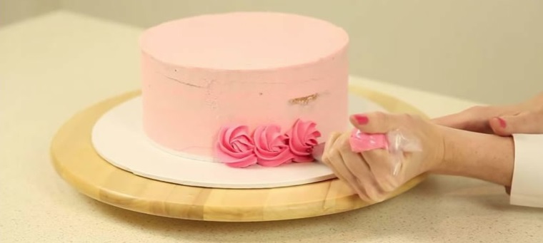 torte decorate con panna decorare con sac à poche fiorellini colore rosa
