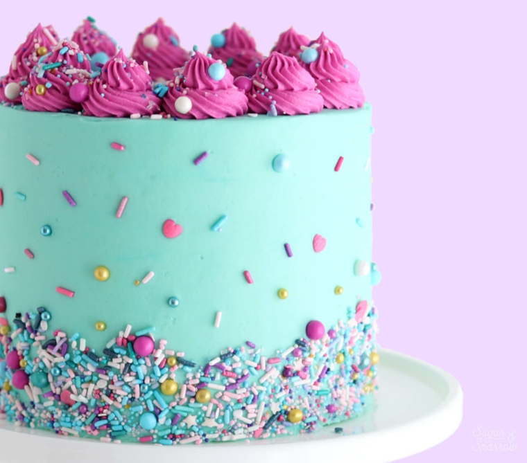 torte decorate con panna montata colorata granelli di zucchero colorati