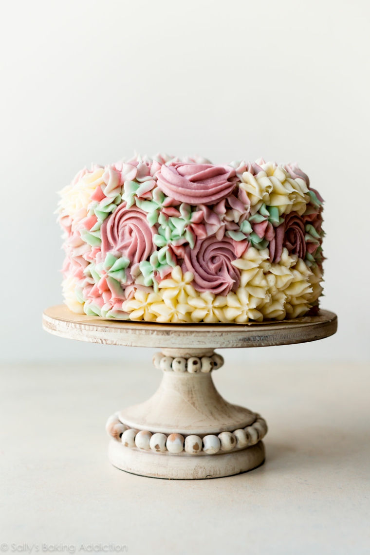 torte di compleanno decorate con panna montata decorazione torta con glassa fiorellini