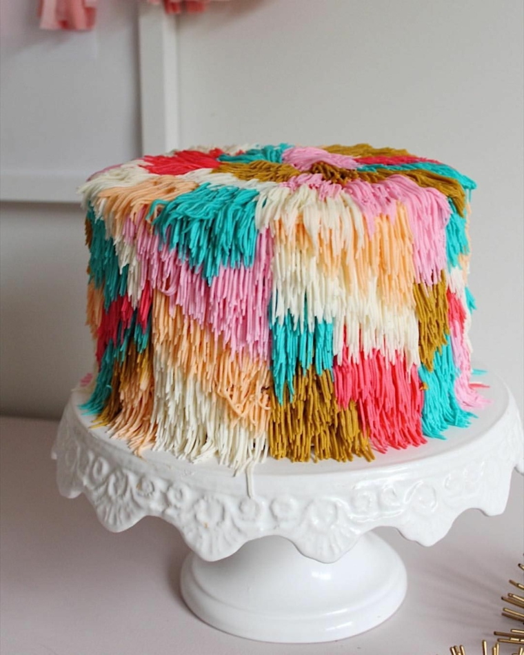 torte di compleanno per bambini decorate con panna decorazione frangie colorate