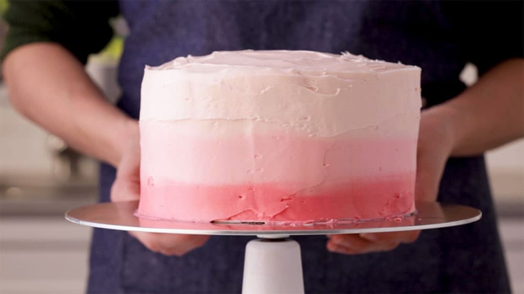 torte di compleanno per bambini decorate con panna effetto ombre rosa