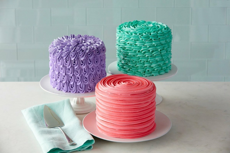 tre torte di complleanno alte decorazione cake design glassa colorata