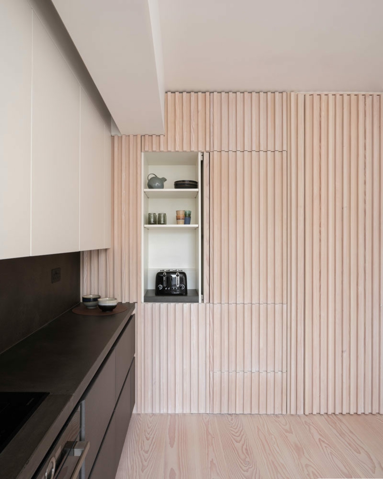 cucina con parete rivestita di legno effetto tridimensionale nicchia muro per macchina da caffè