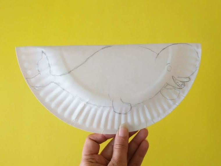 disegnare una beluga su piatto di carta lavoretti di carta facili