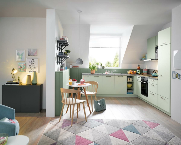 open space cucina e soggiorno decorazione parete di colore verde abbinamento tappeto tonalità pastello