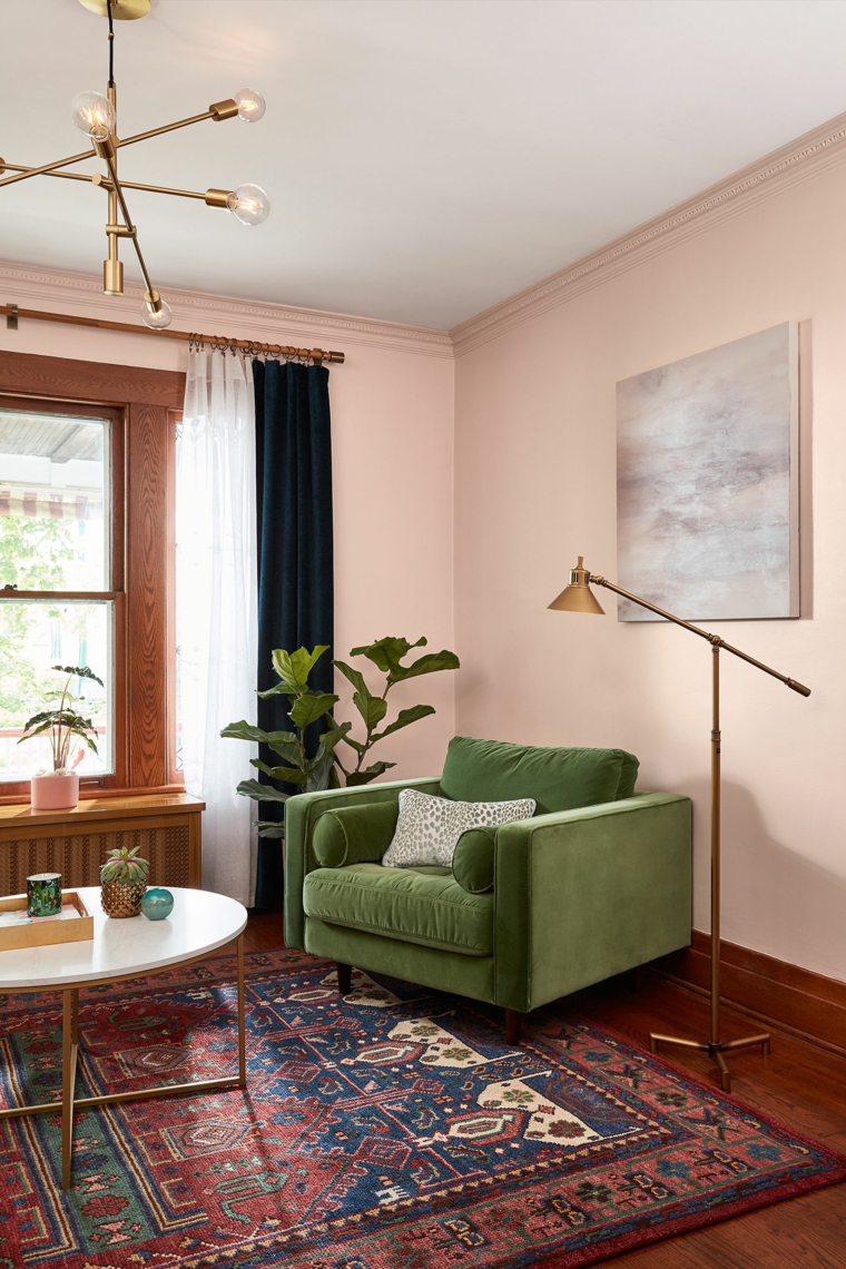 salotto con abbinamento poltrona verde e parete rosa decorazioni stile vintage