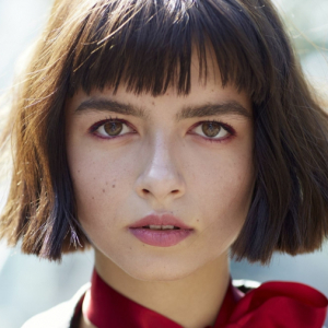 Capelli corti con frangia: il look di tendenza che non fa paura!